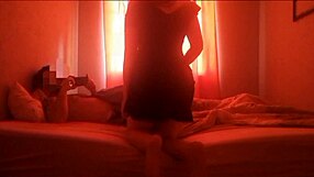 La madrastra megan entra al cuarto de su hijo a follarselo