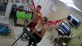 Pequei calcinha da instrutora e me masturbei