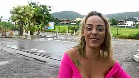 Duas gostosas pedalando sem calcinha na chuva - barbara alves - pernocas