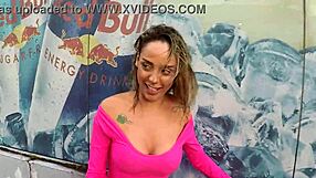 Duas gostosas pedalando sem calcinha na chuva - barbara alves - pernocas