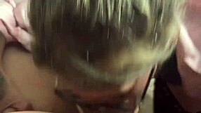 eu passei por um beco escuro e dei boquete pro traficante tatuado até ele gozar na minha boca