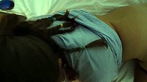 Геймър момиче ебано силно отзад докато играе wow с интензивен крем пай край