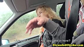 Rubia europea haciendo autostop follada en primer plano en coño afeitado público