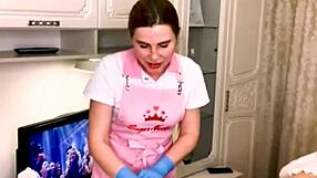 sugarnadya waxes her legs for a client with a gorgeous and sexy ass.