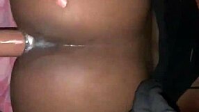 Temna lepotica, tako si mokra! Ne morem nehati kremirati noter, deklica, kaplja povsod, dela madež na rjuhah, hudiča, preveč vroča si zame!