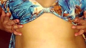 gostosa dances naked and cums with small tits on display