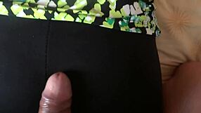 Приятелите на заварения ми син ми чукат задника с големи курчета. Моля единия да не свършва в тесния ми отвор.