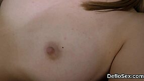 Страстни пръсти на тийнейджърка в сочната кура до крещящ оргазъм, о боже!