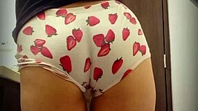 Špehuju Milet, kamarádku mý žensky v koupelně