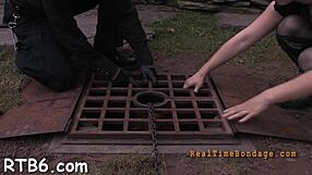 Raziskujem sadomazohizem z grobim oralom in vezanjem