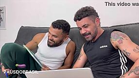 Йо, смотри, как этот estudante твинк берет большой член без презерватива в дикой анальной акции. Черт, это сырое дерьмо!