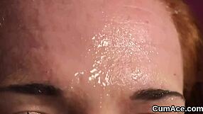 Wow, denna heta centerfold sväljer varje droppe sperma på sitt ansikte! 😍