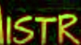 Vzrušujúce nadržané lesbické kancelárske baby si hrajú s dildom a straponom v práci.