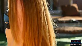 Petite MILF Melissa Lori fait un striptease sexy en extérieur