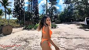 Vivi offers tight ass to Vagninho at party