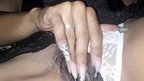 Podívej se, jak se moje žena honí v posteli sama! Tak horké a intenzivní.