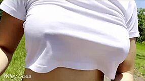 मैं यकीन नहीं कर सकता कि इस हॉट मिल्फ ने पब्लिक में वेट क्रॉप टॉप फ्लैश किया!