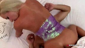 Hé, mate cette petite 18+ blonde partagée par deux mecs en partouze sauvage