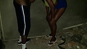 putaria magrinha sucks maloqueiro's big cock in obra creampie