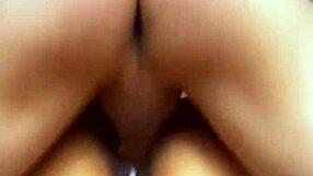 la amiga tentandolo con sonrisa picara caricias atrevidas