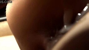 我感觉她的阴道两次溢出精液，极近距离观看