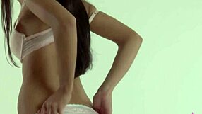 Douce ado Erin doigte sa chatte serrée