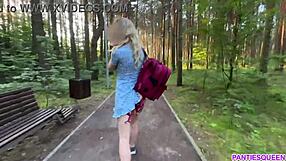 Que se passe-t-il quand demi-frère maxe vibromasseur Lovense Lush dans chatte rasée de demi-sœur ? Taquinerie parc public devient sauvage dehors !