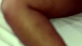 I socando a rola com força na buceta da morena