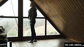 djärv blondin smyger in i främlings hus för att röra sig själv