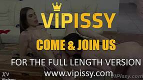 أحب لعق هؤلاء الفتيات ذوات الشعر الأسود يتبولن في أفواه بعضهن