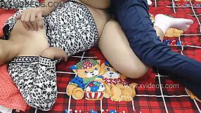 印度女孩用力骑乘，带着肮脏乡村话