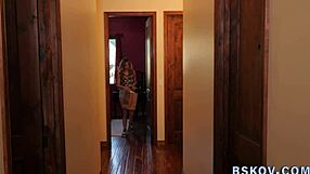 Jag kan inte sluta titta på den smala tjejen som rider en massiv kuk!