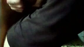 comendo buceta enquanto prendo braços da putinha