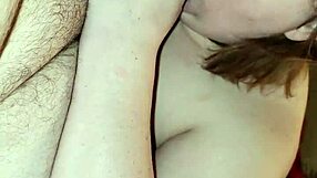 Sottomette la sua figa stretta per una creampie gocciolante