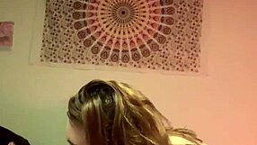 בסשן פֶמדום היא נותנת מוצצת רעה על זין מפלצת ומשחקת בשליטה.