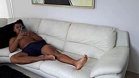 me masturbo en la sala y mi madrastra se pone cachonda y se me une