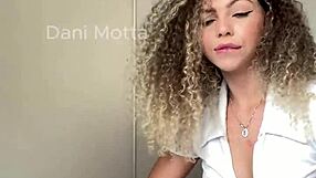 Loira Gostosa Da Bunda Gigante Brinca Com Seu Cuzinho Sem D� Envia Para O Vizinho E Acaba Vazando