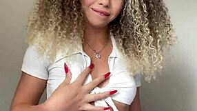 Loira Gostosa Da Bunda Gigante Brinca Com Seu Cuzinho Sem D� Envia Para O Vizinho E Acaba Vazando