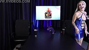 شقراء شهية تظهر كسها بزازها تمص طيزها وتغازل المذيعة - كيرا شير ريد