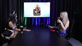 Loira gostosa mostra sua buceta os peitos tem seu cu chupado e beija a apresentadora - kyra sheer red