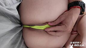 Заварен брат ми свършва на краката ми и аз смуча спермата му.