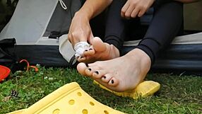 I wipe my dirty feet with a napkin for four minutes in leggings toes milf mother in law sexy fetish camping legs