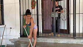 mi hermanastra esta vestida haciendo aseo y le ayudo con tareas