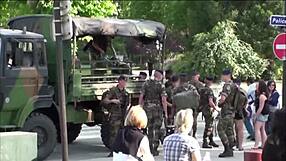 По дяволите! Гледай това сладко момиче поема 2 момчета в известна алея!