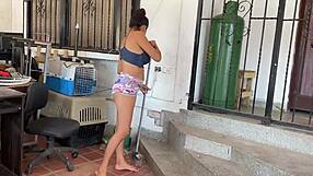 mi hermanastra esta vestida haciendo aseo y le ayudo con tareas