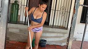 mi hermanastra esta vestida haciendo aseo y le ayudo con tareas