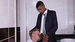 Fudendo o funcionário do banheiro, ai caramba!