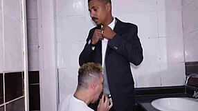 Fudendo o funcionário do banheiro, ai caramba!