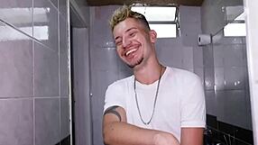 Fudendo o funcionário do banheiro, ai caramba!