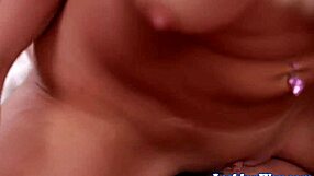 فتاة مثلية تقص مع أم زوجة كبيرة الصدر في جلسة حارة. عمل صدر كبير مكثف!